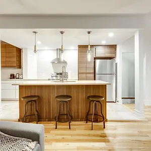 spacious-2-floors-town-house-2-br.hotels-in-montreal.org/